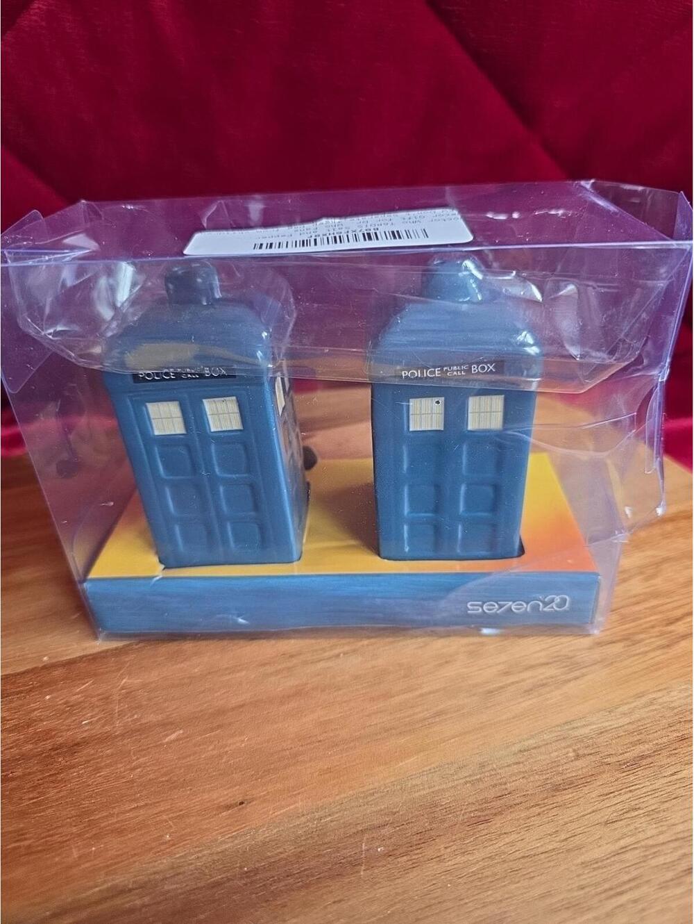 Doctor Who Seven 20 TARDIS & Ceramic Salt & Pepper Shaker Set Novelty New